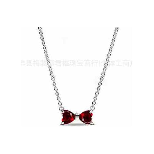 Collar de lazo con gemas rojas