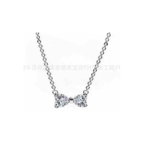 Collar con dije de lazo de tipo diamantes