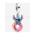 Charm de Stitch sobre Dona Rosada