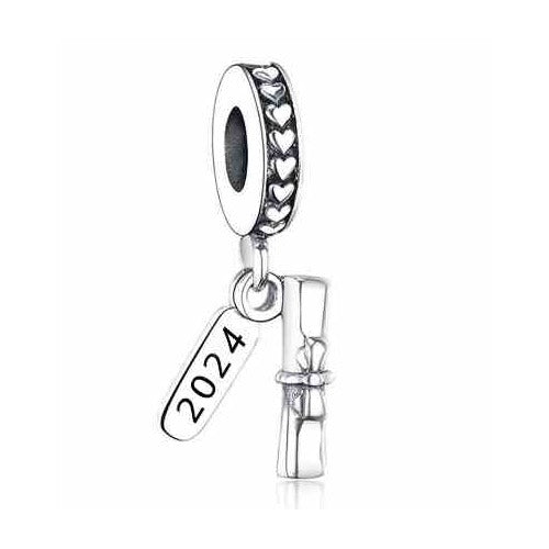 Charm "2024" con Corazones y Birrete