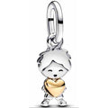 Charm Niño Abrazando Corazón de Oro