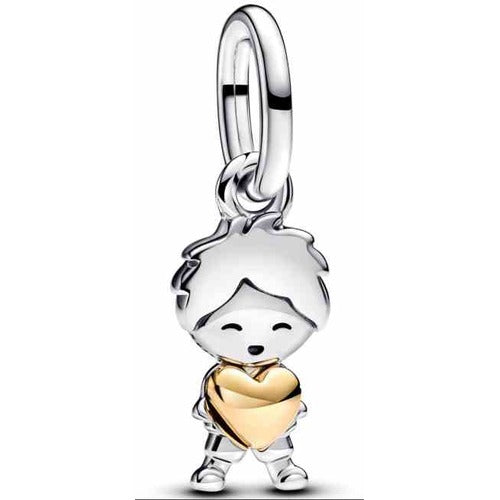 Charm Niño Abrazando Corazón de Oro