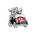 Charm Mickey y Minnie en Coche Rojo
