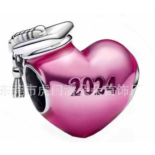 Charm Corazón Rosa con Birrete "2024"