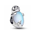 Charm de Foca Abrazando una Gema Azul