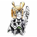 Charm Loki con Casco Dorado