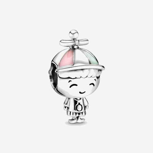 Charm Niño con Gorra de Colores