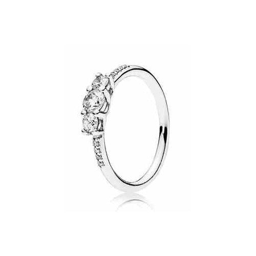 Anillo con tres piedras brillantes