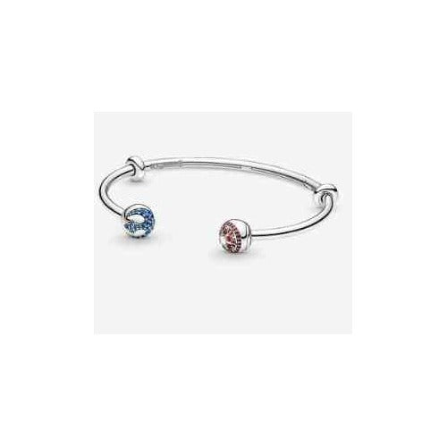 Pulsera Abierta con Dijes Brillantes en Azul y Rosa
